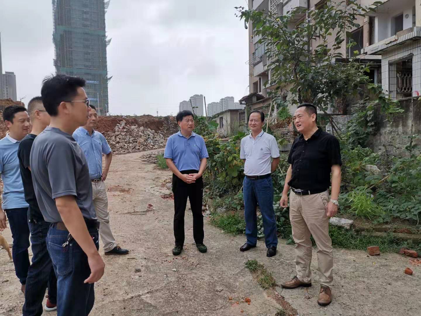 為加快方家沖、造紙廠和桂花園新安置區(qū)建設(shè)，2019年9月5日下，市城建集團(tuán)總經(jīng)理衛(wèi)民陪同市政府副秘書長劉陳寅深入項(xiàng)目建設(shè)現(xiàn)場(chǎng)，調(diào)度推進(jìn)安置區(qū)征遷工作.jpg