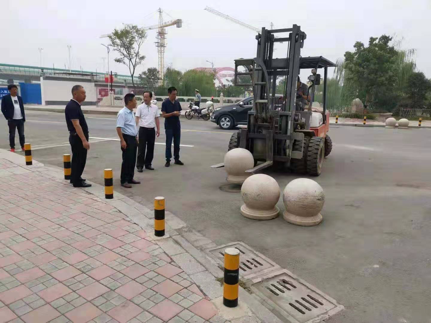 為向新中國成立七十周年獻(xiàn)禮，市城建集團(tuán)攻堅克難，實現(xiàn)了北門棚改區(qū)域民生路10月1日零時順利通車。國慶假期，市城建集團(tuán)堅持做好一線工作，在與交警部門共同做好民生路通車保障工作外，抓細(xì)節(jié)，抓落實，確保其他各項工作有序推進(jìn)。.jpg